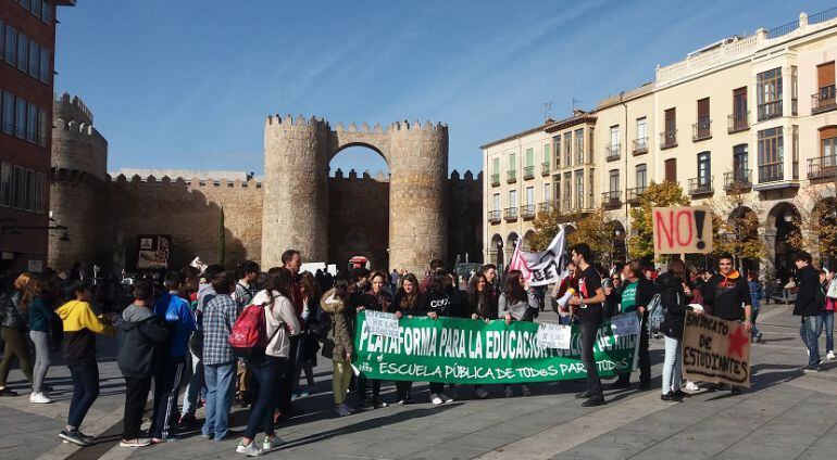 Momento en el que los estudiantes se preparan para la manifestación convocada contra la LOMCE en el Mercado Grande (Ávila)