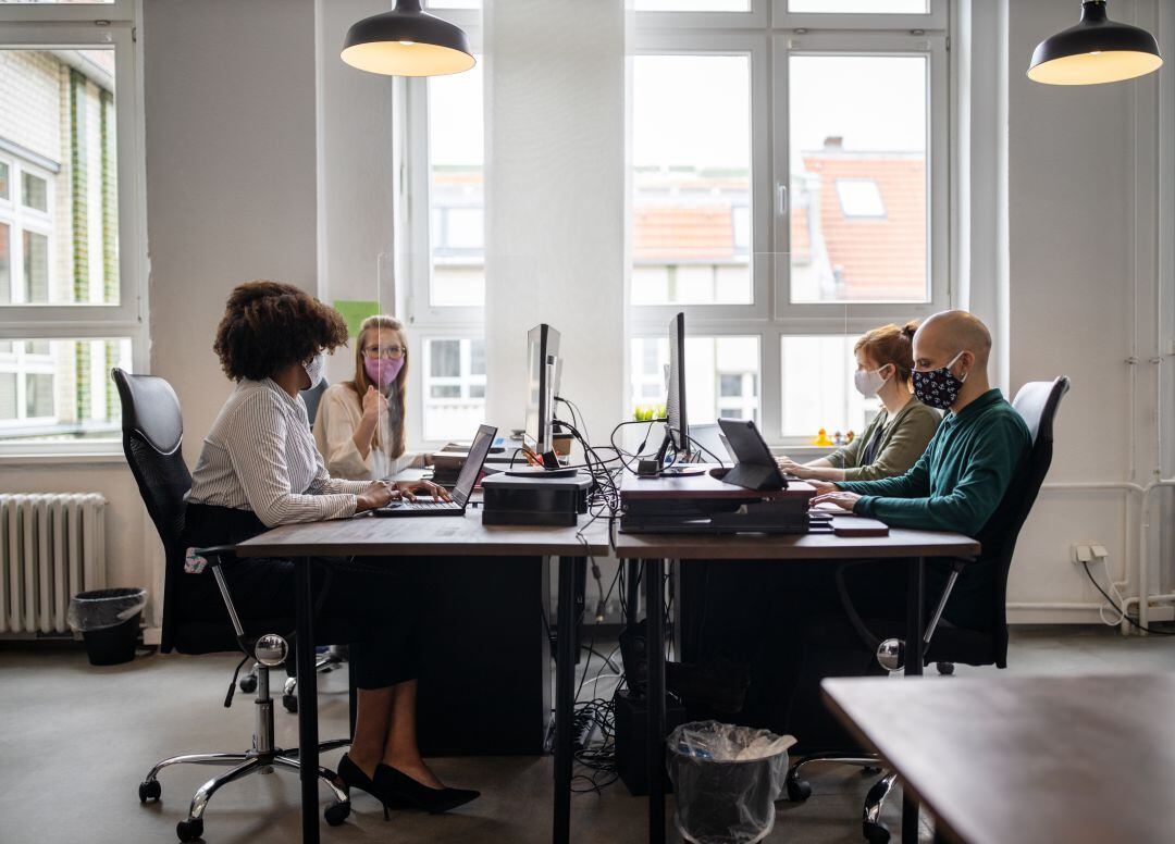 Oficina con operadores informáticos