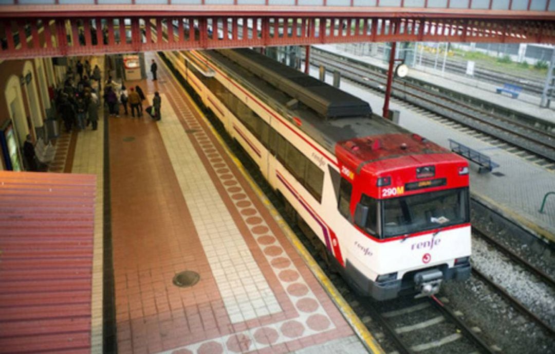 Un tren de cercanías RENFE entrando en una estación. 