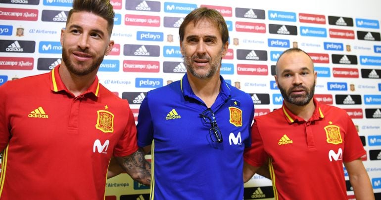 Julen Lopetegui, con Sergio Ramos y Andrés Iniesta.