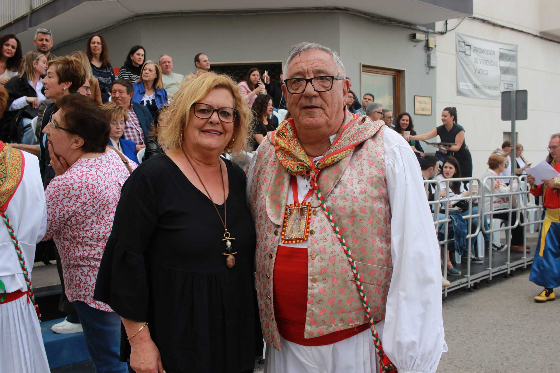 El alcalde de Fiestas, Paco Vicedo, y la presidenta de la UNDEF, Pepa Prats, antes de iniciarse el desfile