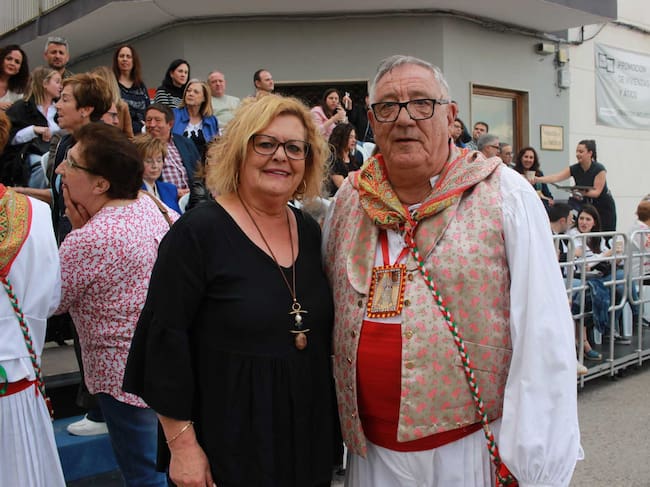 El alcalde de Fiestas, Paco Vicedo, y la presidenta de la UNDEF, Pepa Prats, antes de iniciarse el desfile