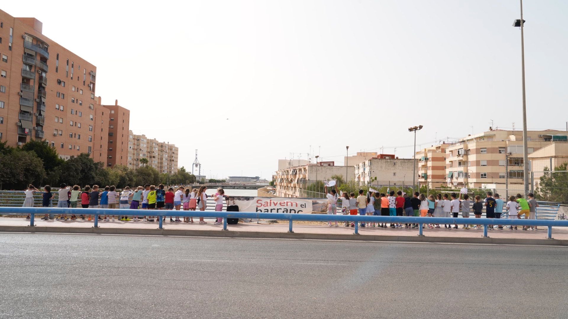 Acto reivindicativo de los alumnos del CEIP El Palmeral para que se limpie el Barranco de las Ovejas