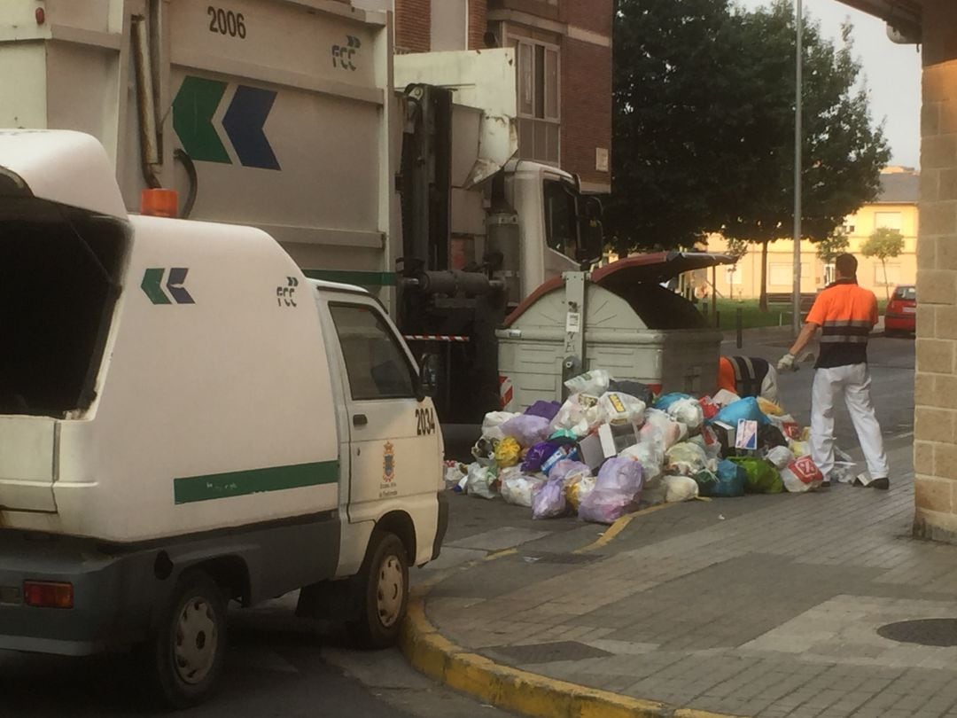 Un trabajador recoge las basuras