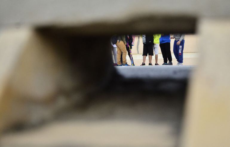 Unos niños esperan para entrar al colegio público del barrio obrero de Son Roca de la capital balear.