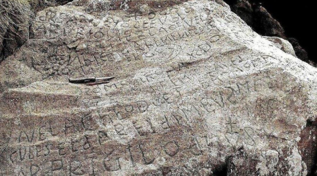 La roca con la inscripción cerca de la aldea de Plougastel, en Francia. 