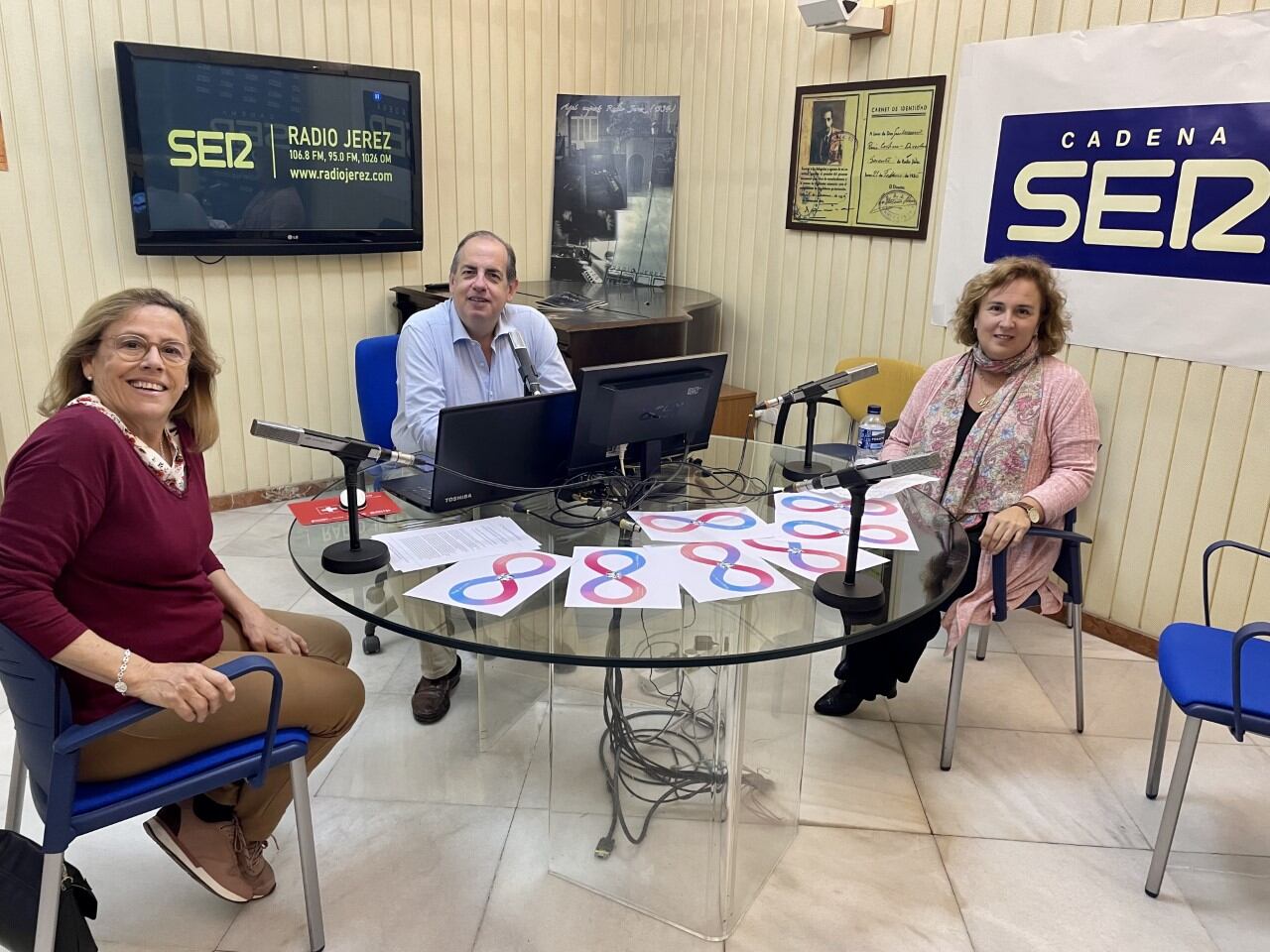 La vicepresidenta primera, María Ruiz Lassaletta, y la vocal de Familias de Autismo Cádiz, Mercedes Sánchez Puerto, en Radio Jerez