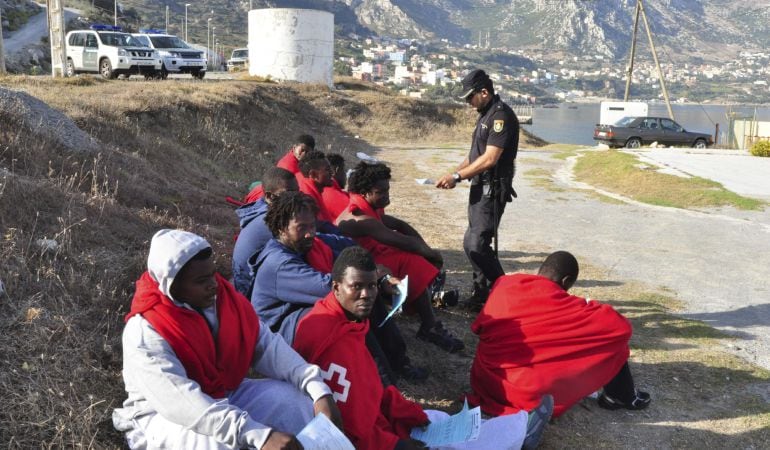 Algunos de los 87 inmigrantes subsaharianos, entre ellos 11 menores de edad, que consiguieron entrar en Ceuta hace una semana tras bordear el espigón fronterizo