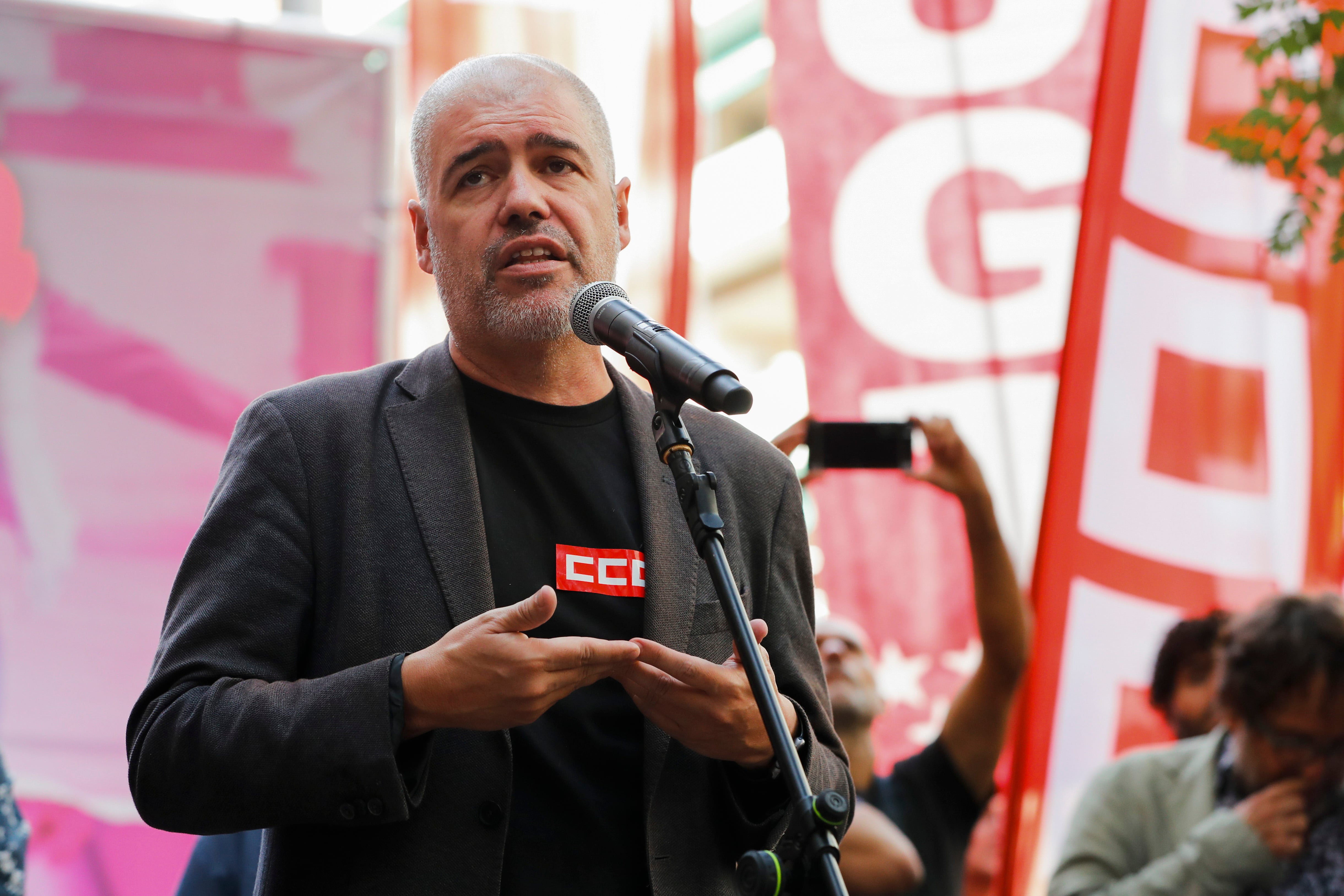 MADRID, 07/10/2022.- El secretario general de CCOO, Unai Sordo, asiste este viernes a la concentración frente a las sedes de CEOE para forzar a la patronal a que se siente a negociar un acuerdo salarial que permita a los trabajadores recuperar parte del poder adquisitivo perdido por la elevada inflación. EFE/ Luis Millán
