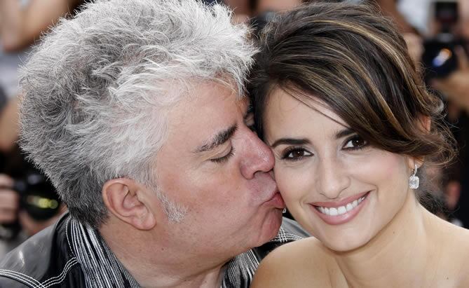 En la imagen, el director manchego Pedro Almodóvar junto a Penélope Cruz.