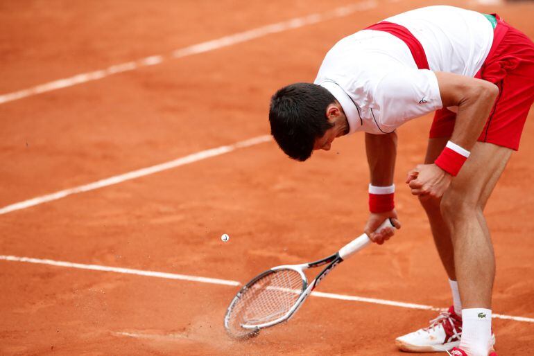 Djokovic falla un punto y rompe la raqueta en plena pista. 