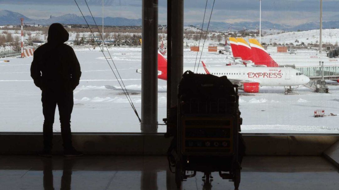 Un pasajero mira los aviones en el Aeropuerto Adolfo Suárez Madrid-Barajas.