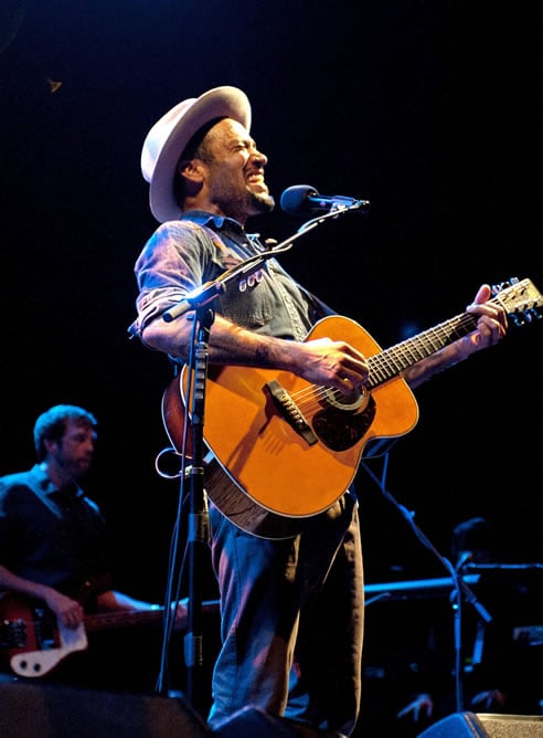 El músico y cantante estadounidense Ben Harper, durante su actuación en el festival Cap Roig que se celebra en la localidad gerundense de Palafrugell