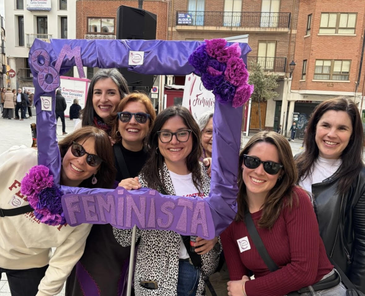 Algunas de las integrantes del Espacio Feminista posan en Plaza España