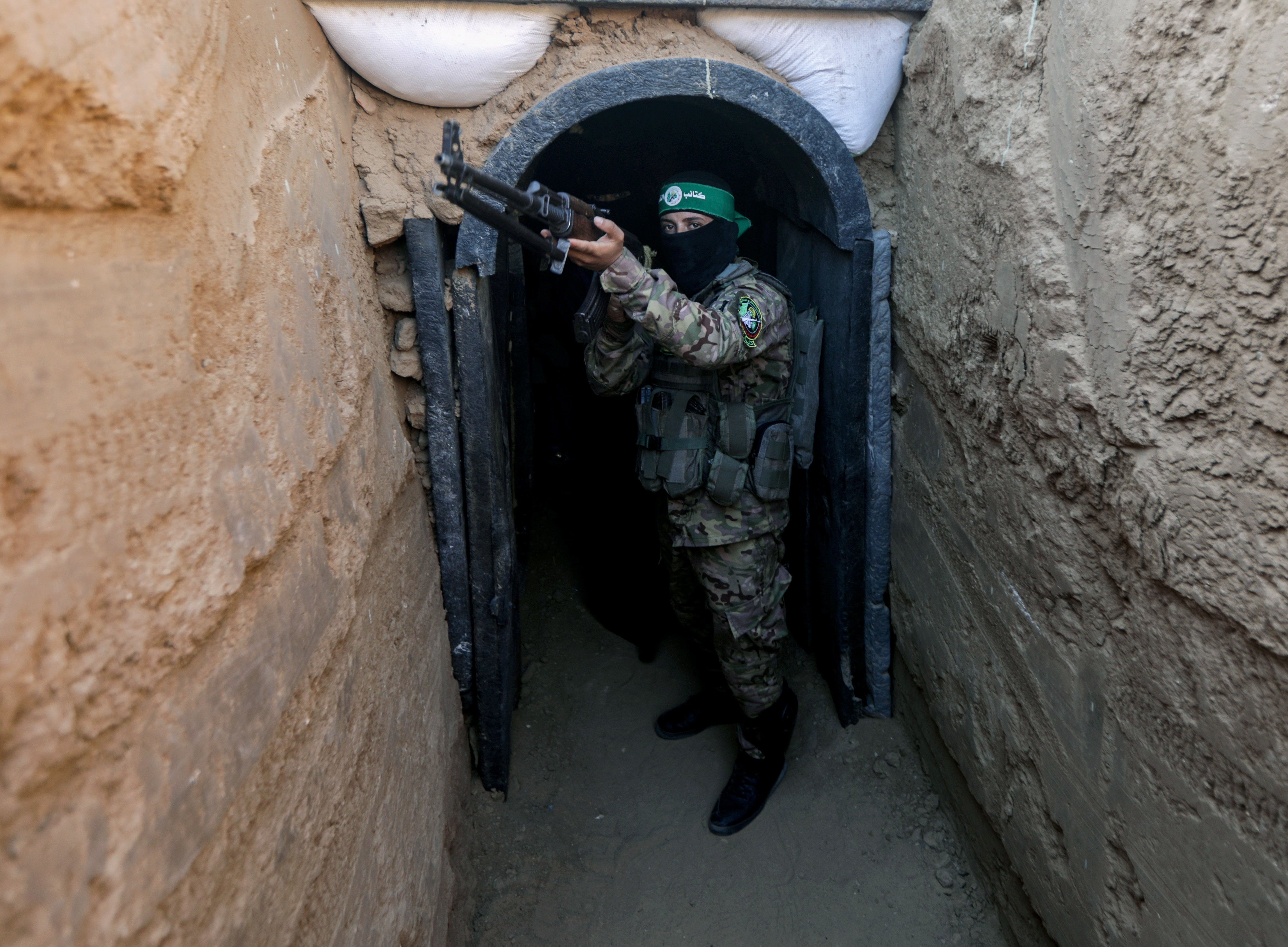 Un combatiente se encuentra frente a un túnel durante una exhibición de armas, misiles y equipo pesado para el ala militar de Hamás en el centro de Gaza Franja, durante la conmemoración de la guerra de 2014.