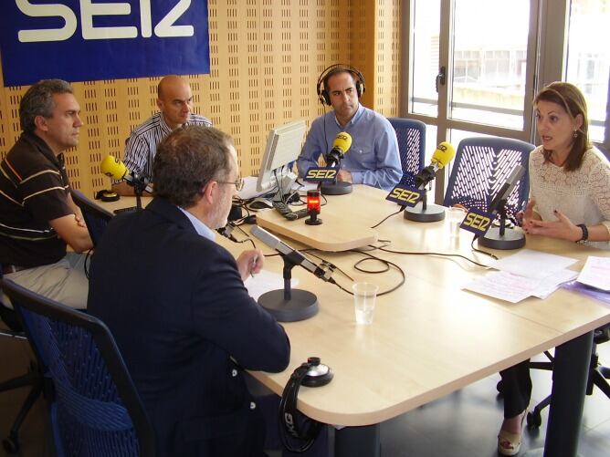 Intervención de Cristina Vidal en la Junta de Portavoces con Javier Izquierdo y Manuel Saravia. En el centro los moderadores de Radio Valladolid