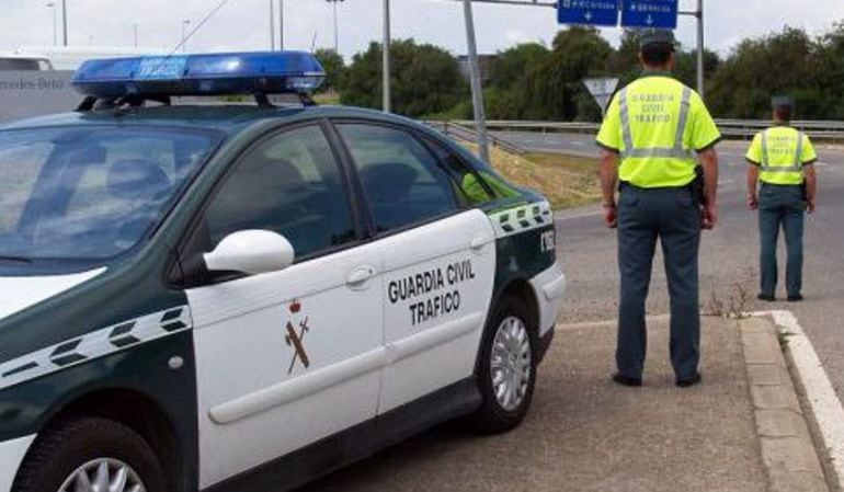 Imagen de archivo de agentes de la Guardia Civil de Tráfico en un control rutinario