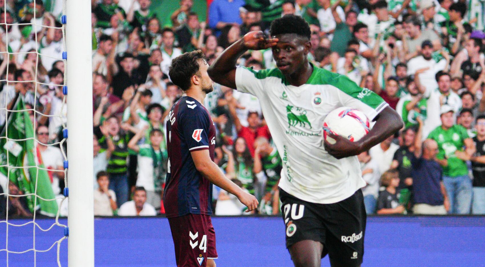 Suleiman Cámara tras marcar su primer gol con la camiseta del Racing, ante el Eibar en la jornada 2 de LaLiga Hypermotion