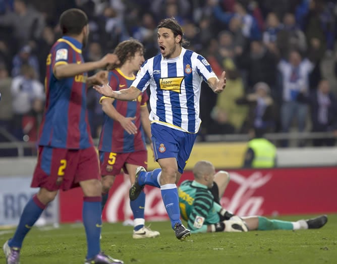 El delantero argentino del RCD Espanyol Daniel Osvaldo celebra su gol ante el F.C. Barcelona