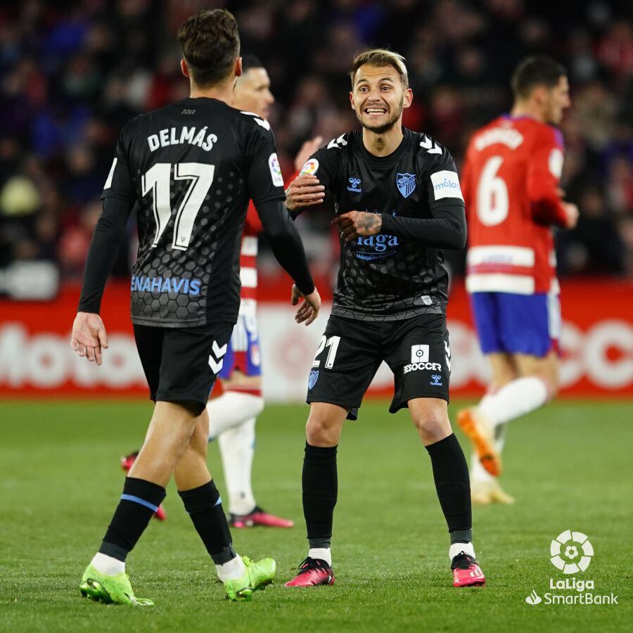 Los jugadores del Málaga Fran Villalba y Delmás en el partido ante el Granada