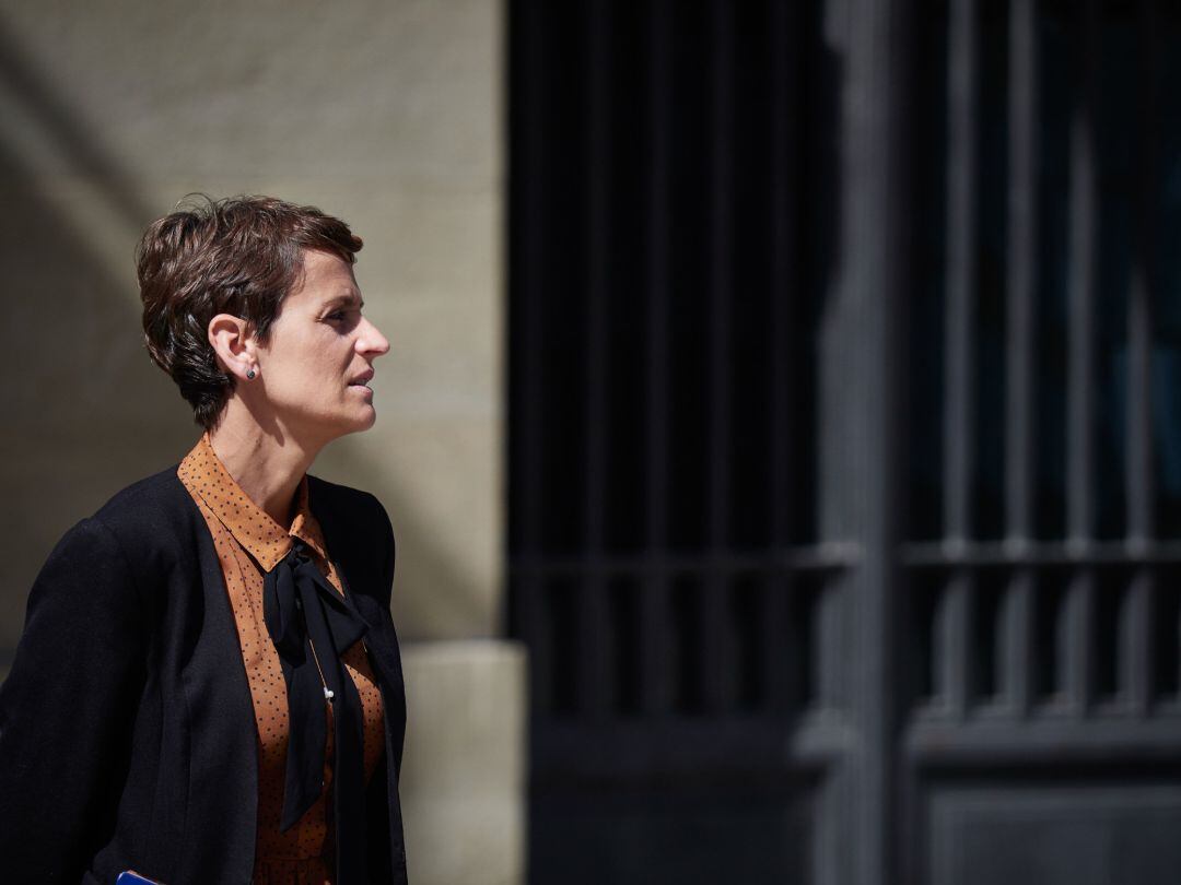 María Chivite, Presidenta del Gobierno de Navarra, durante el minuto de silencio en homenaje a los fallecidos por coronavirus ofrecido en las puertas del Parlamento de Navarra en el segundo día de desconfinamiento de las medidas adoptadas por el Gobierno