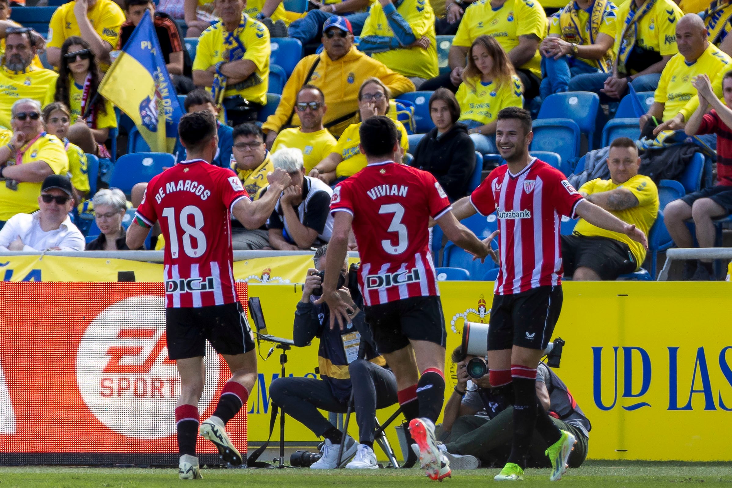 El delantero del Athletic Club Gorka Guruzeta (d) celebra con sus compañeros tras anotar el 0-1 durante un partido correspondiente a la jornada 28 en LaLiga EA Sports disputado este domingo entre la UD Las Palmas y el Athletic Club en el estadio de Gran Canaria en Las Palmas de Gran Canaria