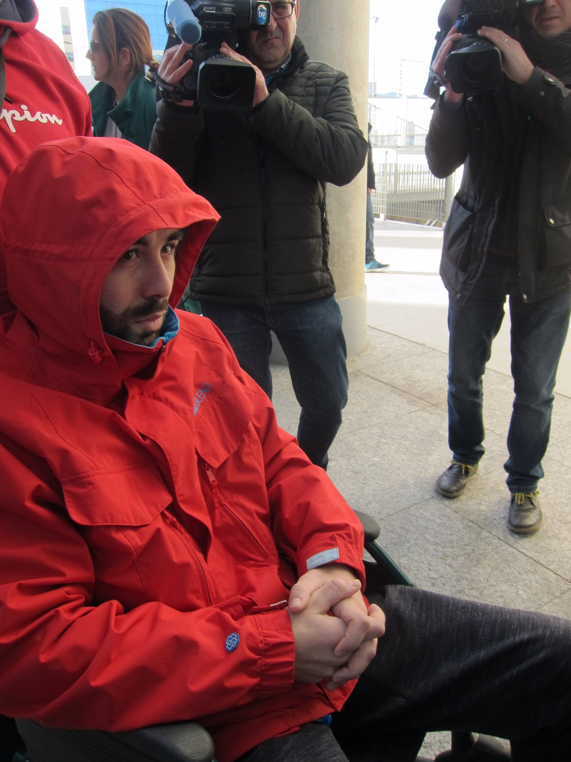 Imagen de Andrés M., víctima de una agresión a manos de un portero, a su llegada a la Ciudad de la Justicia