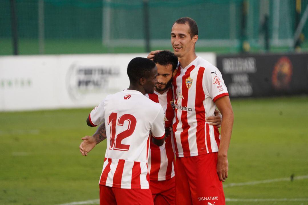 La plantilla del Almería celebra un gol.