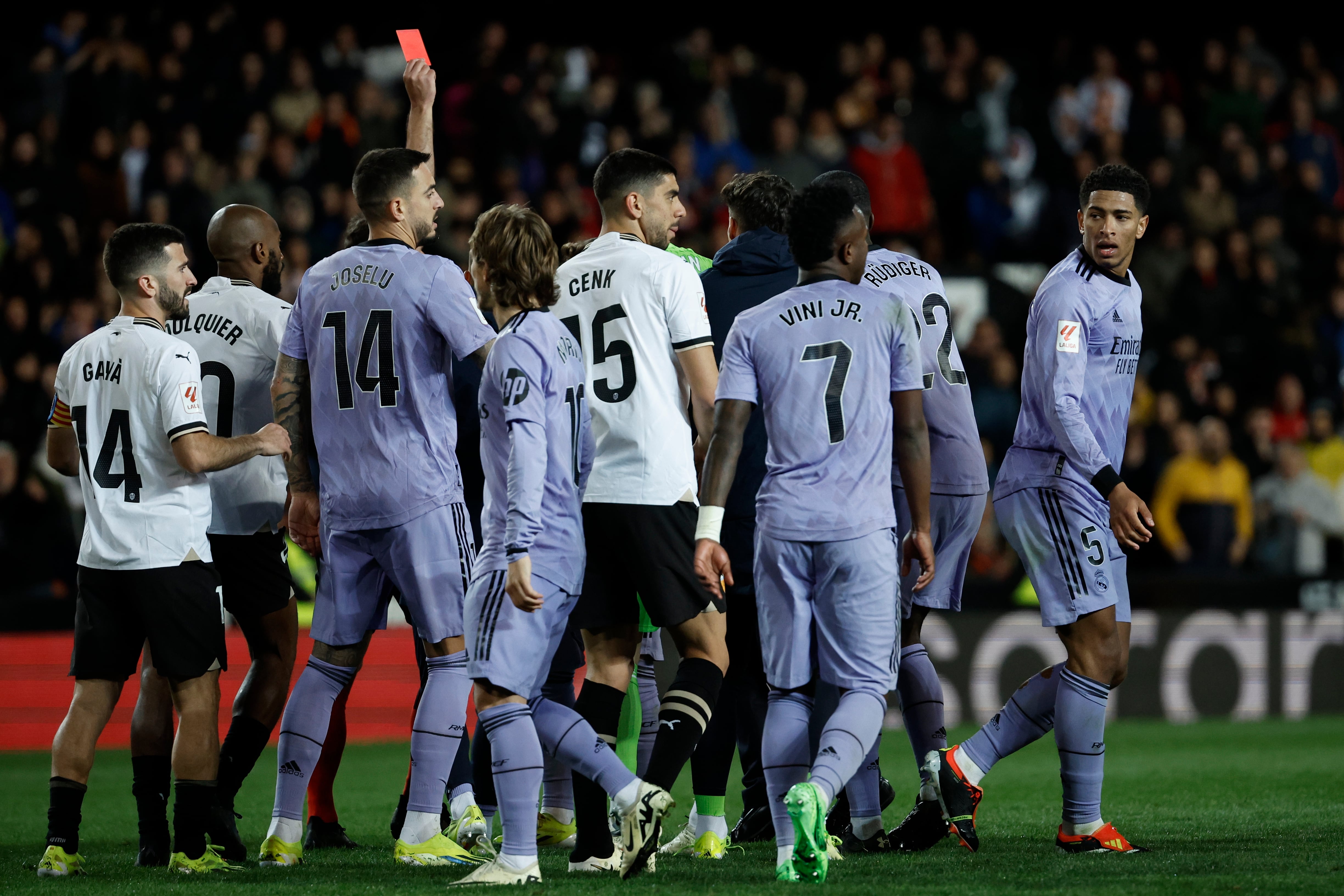 VALENCIA, 02/03/2024.- El árbitro Gil Manzano muestra tarjeta roja a Jude Bellingham, autor del gol anulado en el último momento del partido, al término del encuentro correspondiente a la jornada 27 de Primera División que Valencia y Real Madrid disputan hoy sábado en el estadio de Mestalla, en Valencia. EFE / Biel Aliño.
