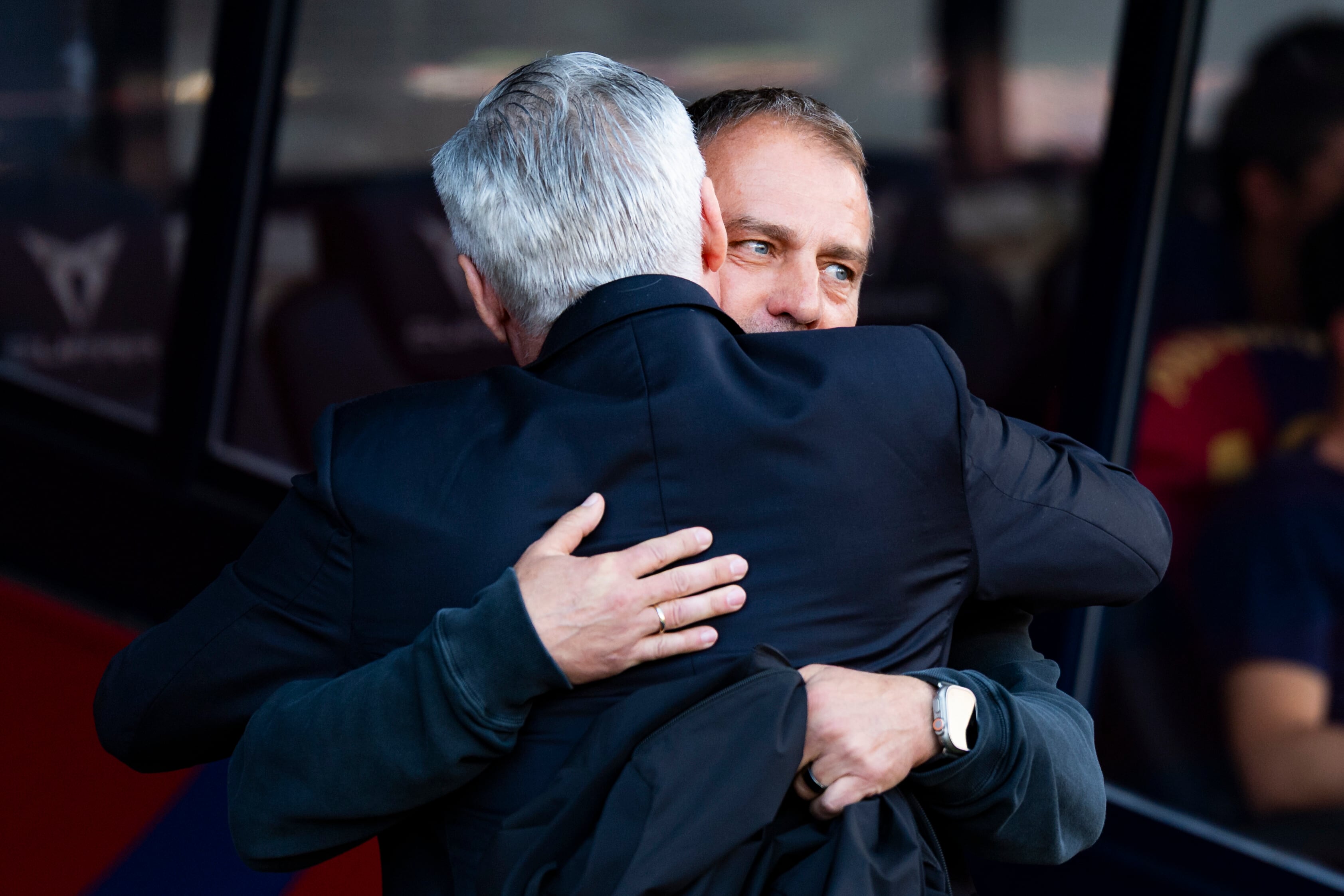 Abrazo entre Carlo Ancelotti y Hansi Flick en el Barça-Madrid de Montjuic