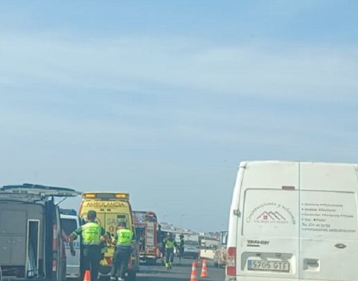 El accidente ha provocado largas retenciones en la vía