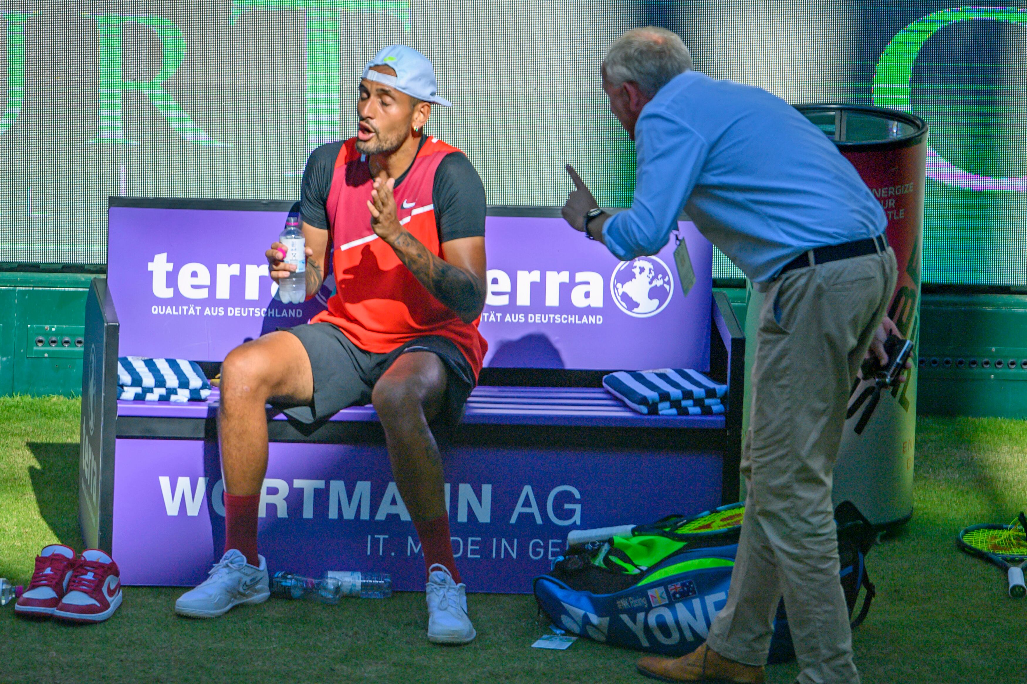 Nick Kyrgios discute con el juez de silla durante su partido ante Stefanos Tsitsipas.