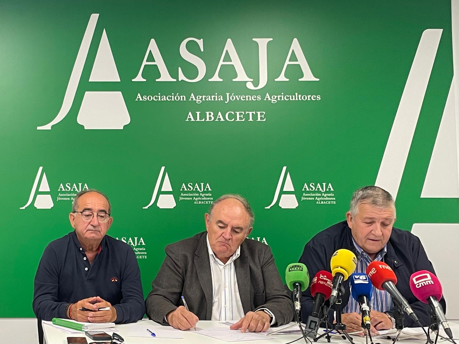 Juan Miguel Cebrián, vocal de Asaja CLM y secretario general de Asaja Albacete, José María Fresneda, presidente de Asaja CLM, y Jorge Navarro, presidente de Asaja Albacete.