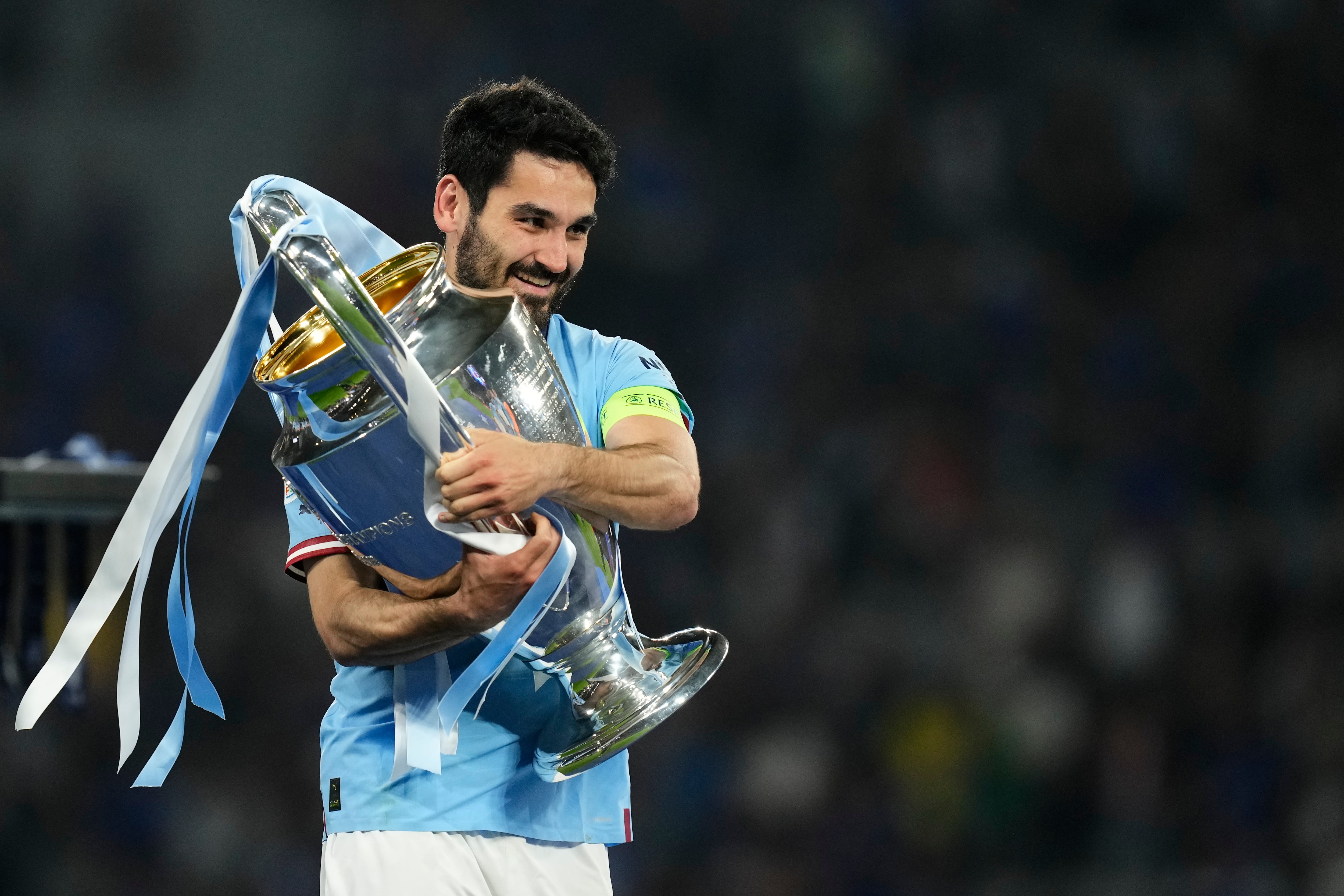 Ilkay Gündogan levanta la Champions League conseguida con el Manchester City