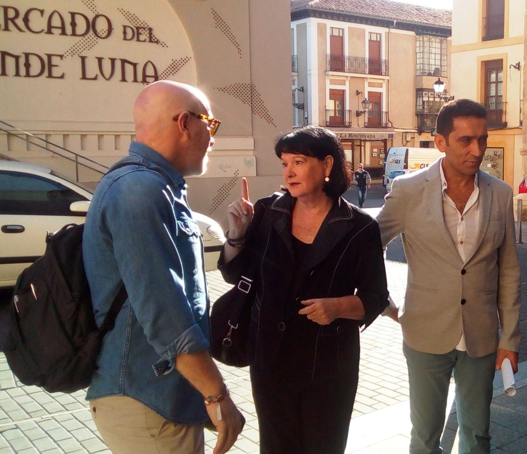 La Secretaria General de la Confederación Internacional de Sindicatos, Sharan Burrow (c.), en su visita a León