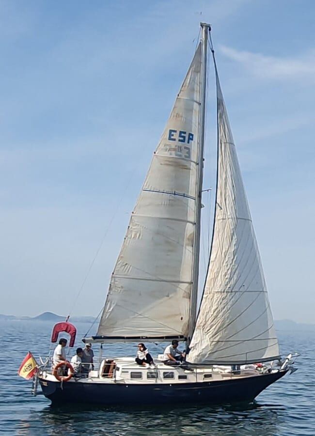 Este es el velero en el que navegaba José María Cano cuando fallecía por una parada cardíaca