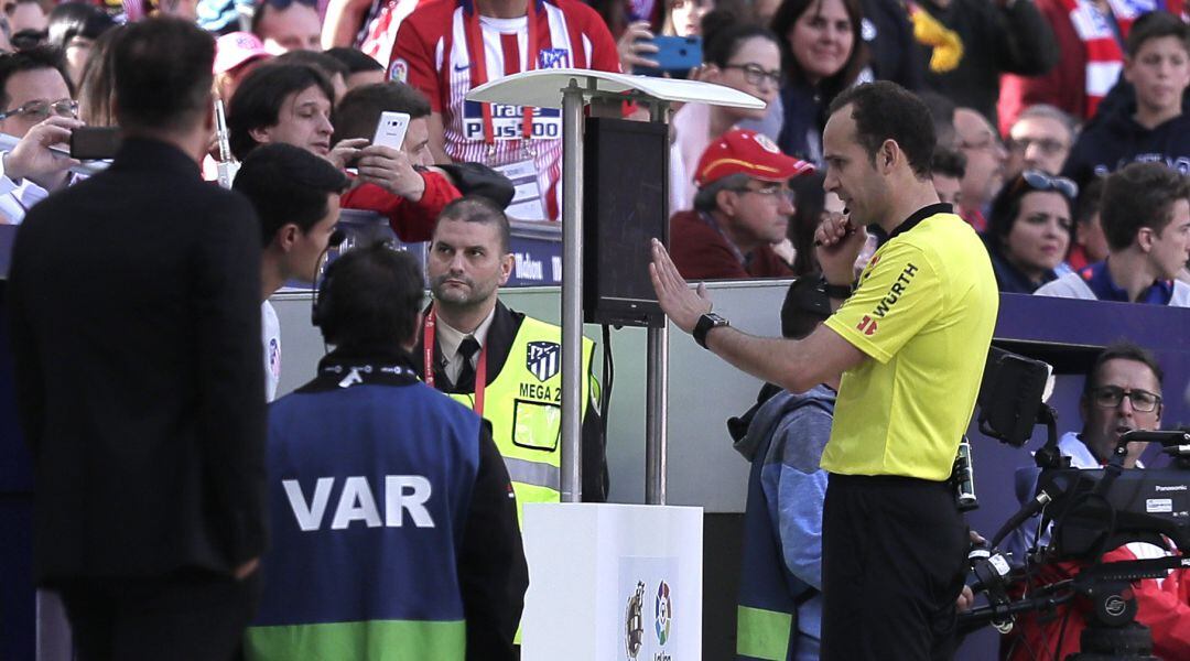 Melero López consulta el VAR durante el Atlético - Valladolid. 