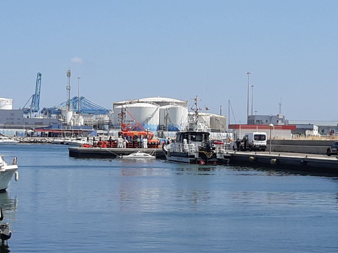 Llegada de la patera al puerto de Algeciras.