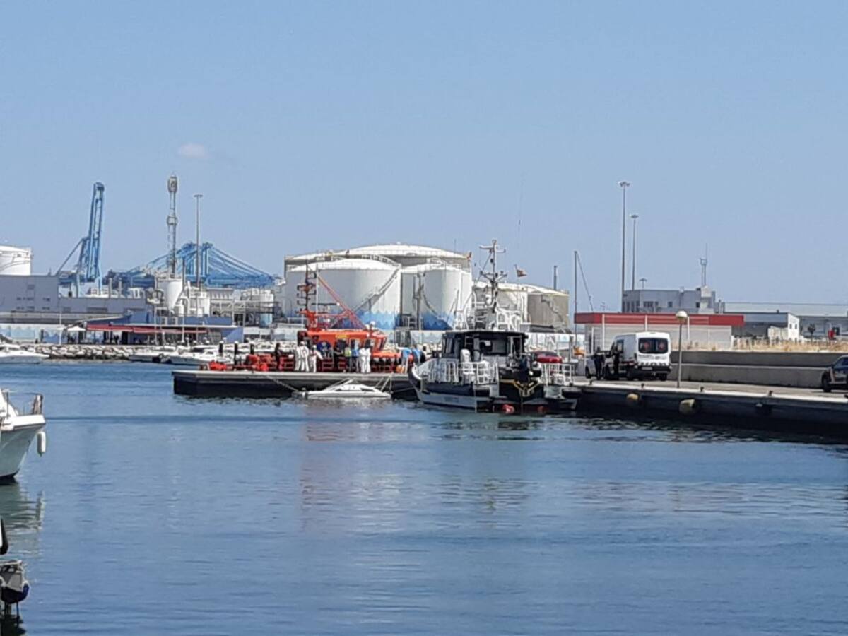 Trasladados 61 inmigrantes en una patera en el Estrecho al puerto de Algeciras