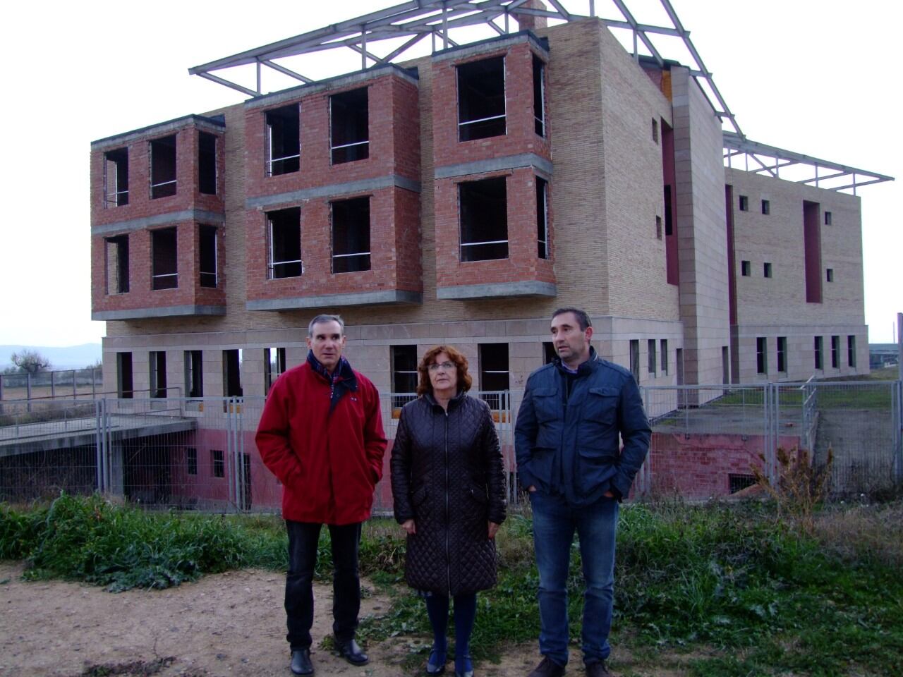 Solans, Ferrer y Broto frente a las obras de la Residencia de Mayores de Fonz