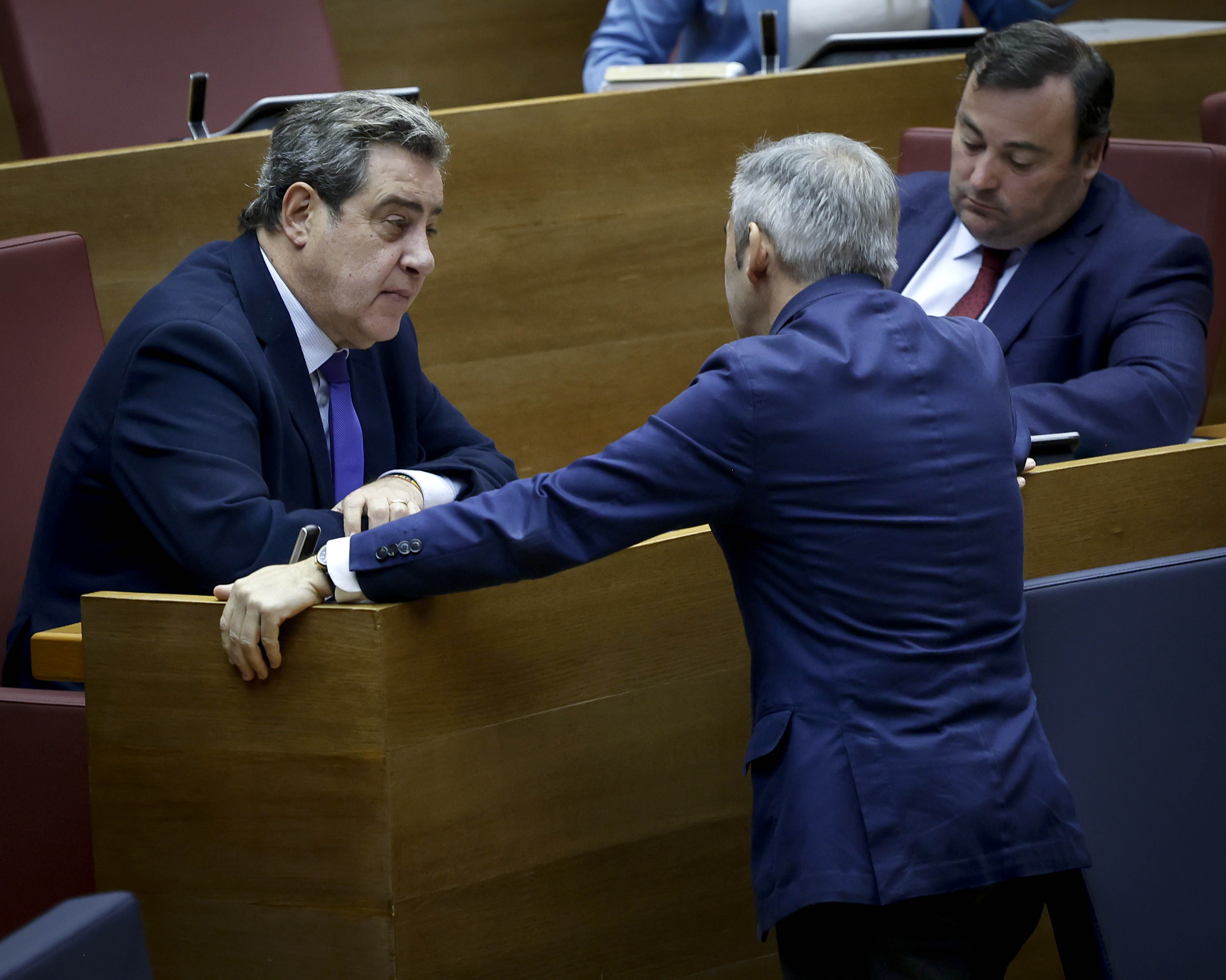 José María Llanos (Vox) y Miguel Barrachina (PP) en les Corts (Foto: José Cuéllar/Corts Valencianes)