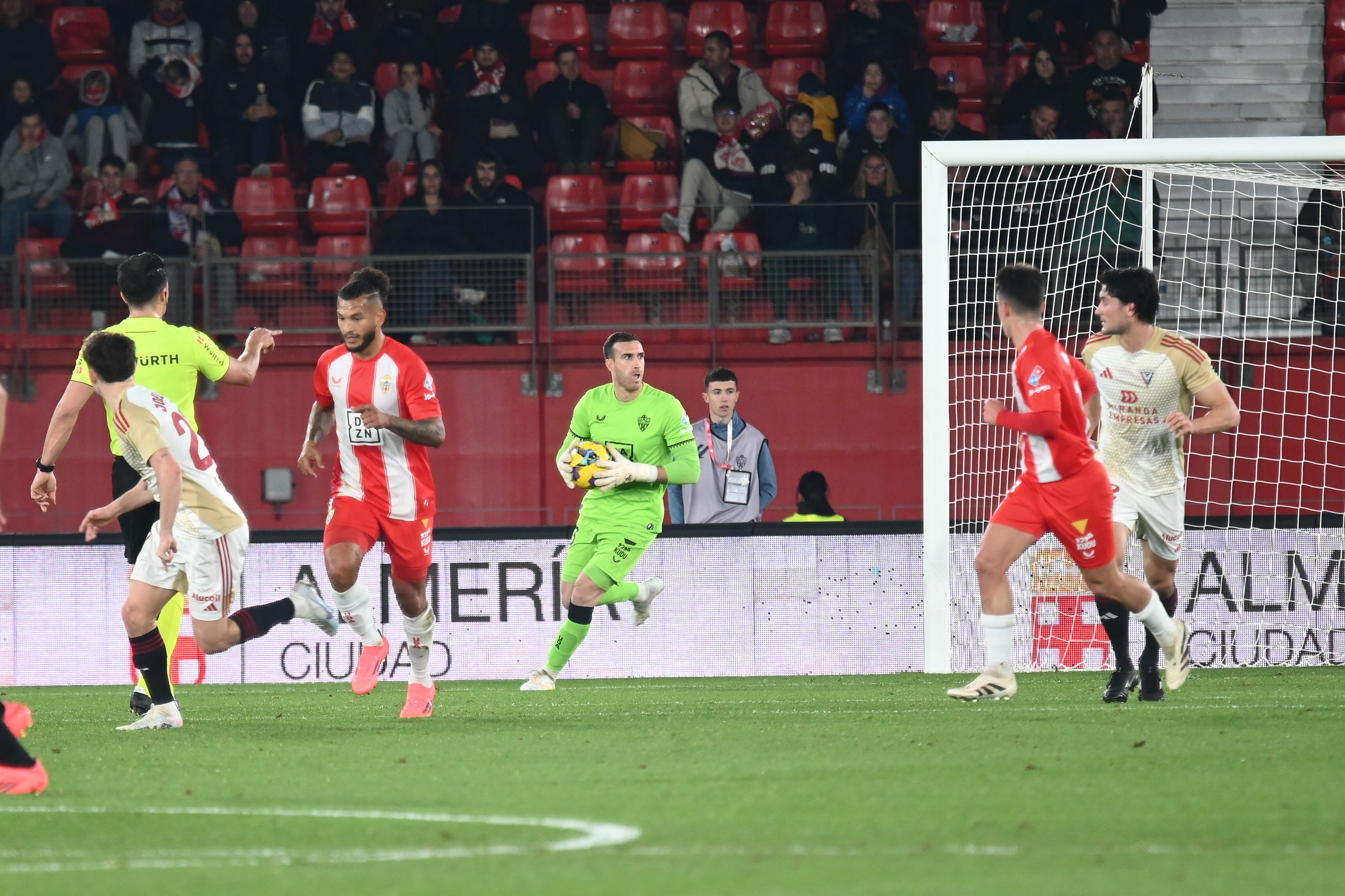 El guardameta en una de las jugadas del partido de anoche en el Estadio Mediterráneo ante el Mirandés, choque correspondiente a la 19ª jornada.