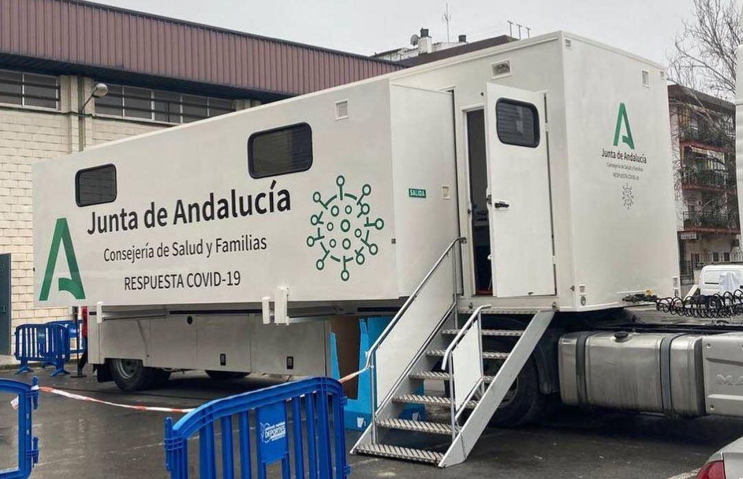 La Unidad Móvil de la Consejería de Salud y Familias de la Junta de Andalucía que se desplaza