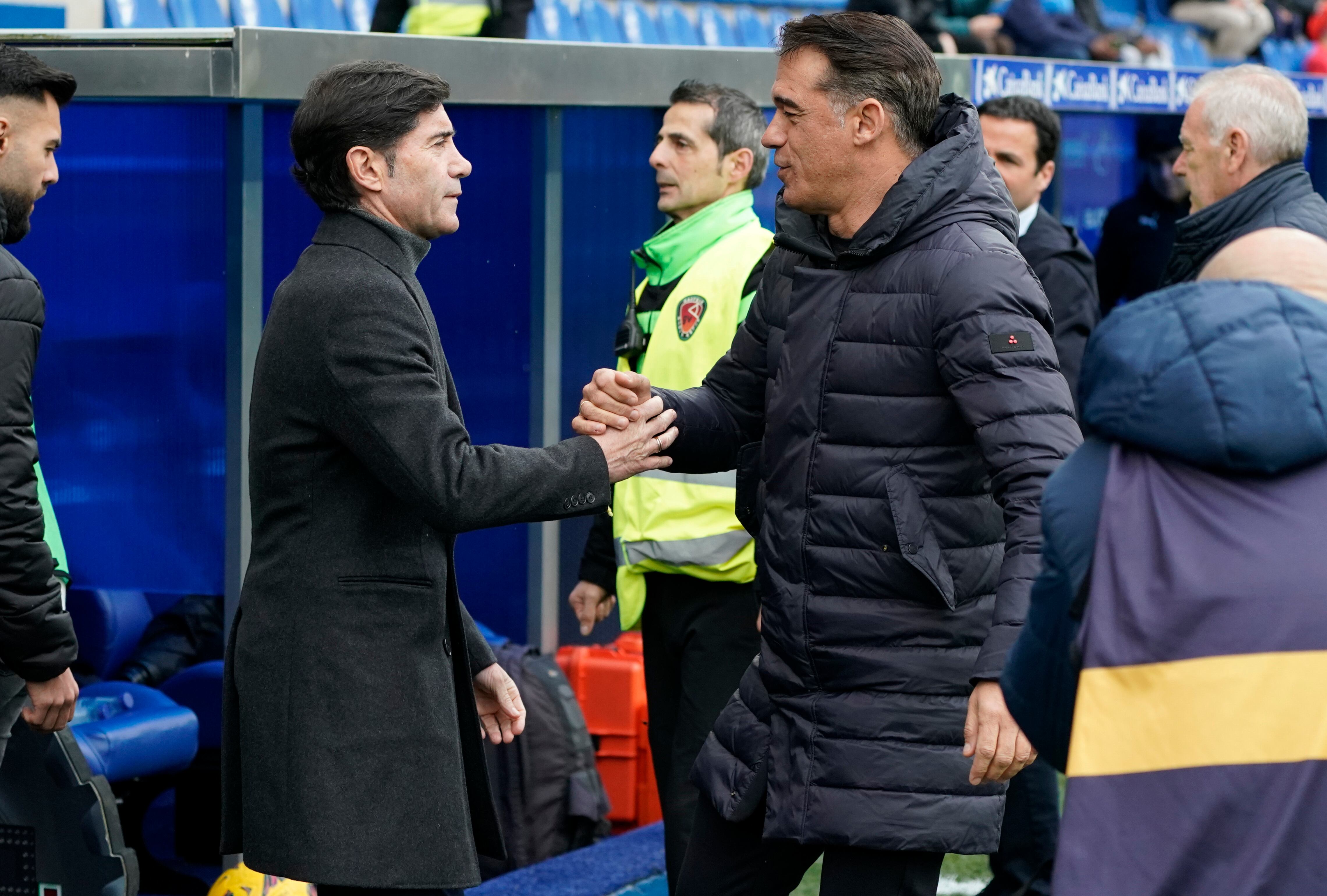 Saludo de los dos entrenadores.