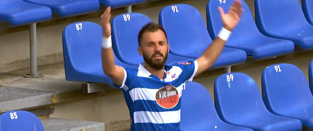 Çolak celebra el gol en la grada