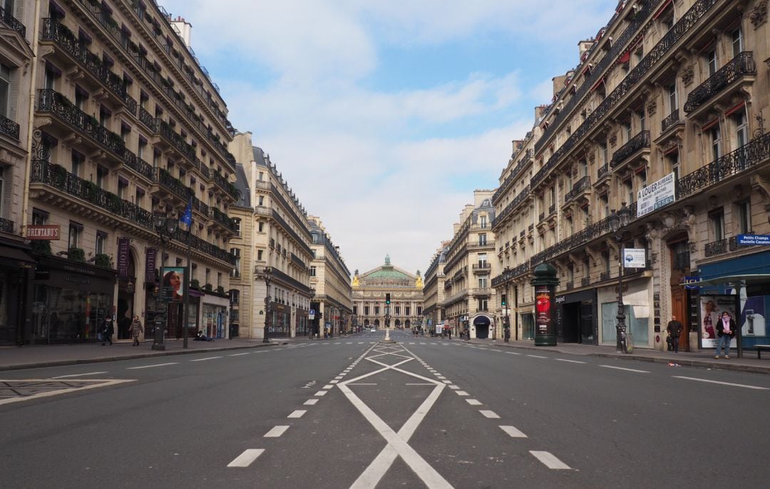 Avenida de la Ópera de París sin apenas viandantes ni coches