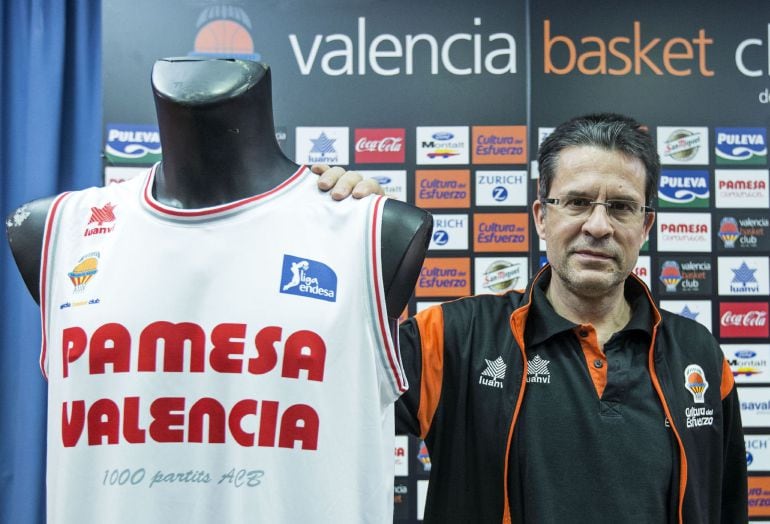 El entrenador del Valencia Basket, Pedro Martínez, posa con la camiseta conmemorativa de los mil partidos del club en la liga ACB. Martínez aseguró hoy que le gustaría pensar que las veinticinco victorias consecutivas que llevan entre la ACB y la Eurocopa