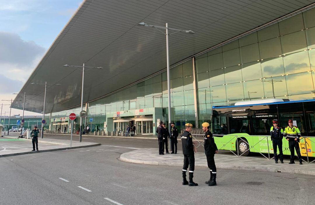 Soldats de la Unitat Militar d'Emergències davant de l'accés a la terminal T1 de l'aeroport de Barcelona