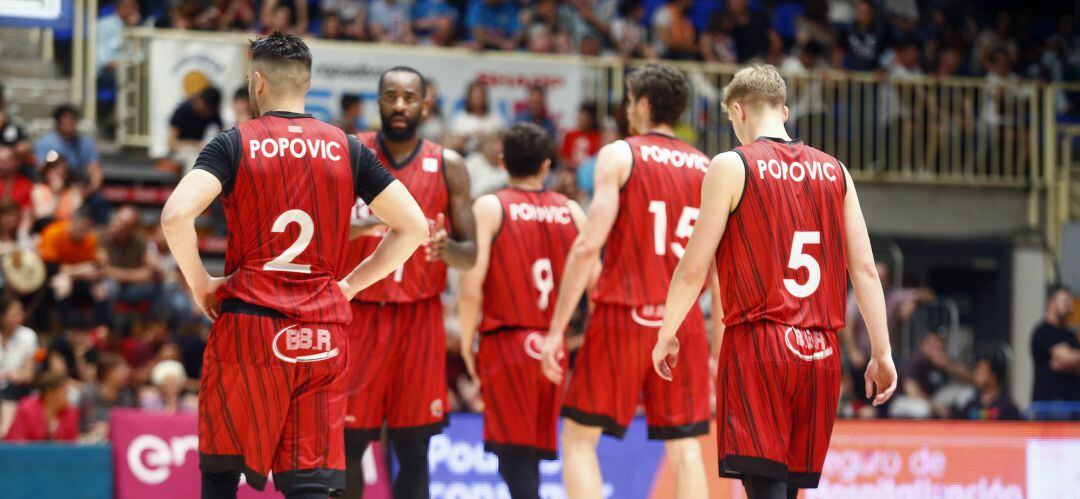 Los compañeros de Marko Popovic (2) le rindieron homenaje en su último partido luciendo su nombre en las camisetas. Ahora su dorsal será retirado.