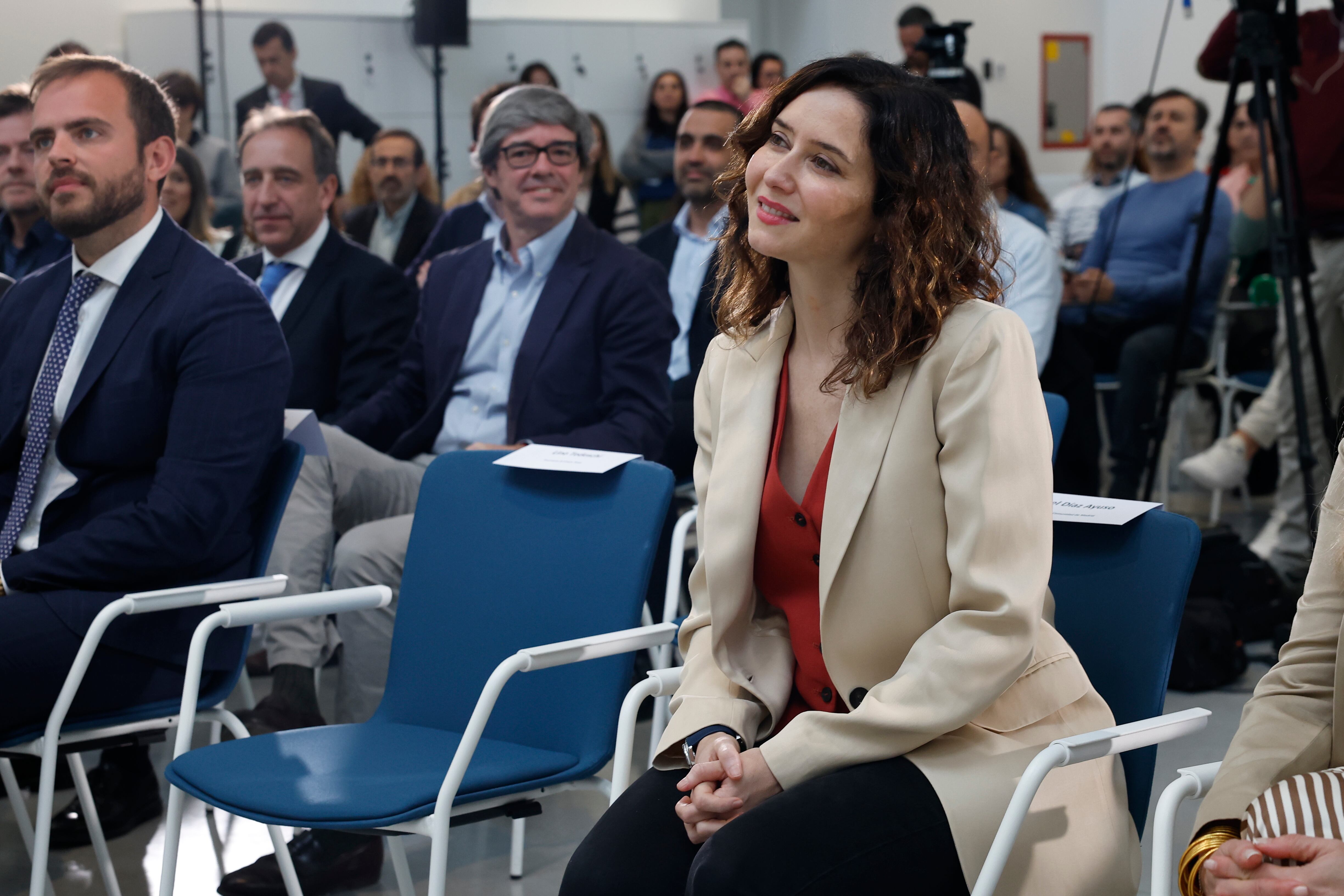 La presidenta de la Comunidad de Madrid, Isabel Díaz Ayuso, visita las instalaciones de Finanzauto este lunes en la localidad madrileña de Arganda del Rey